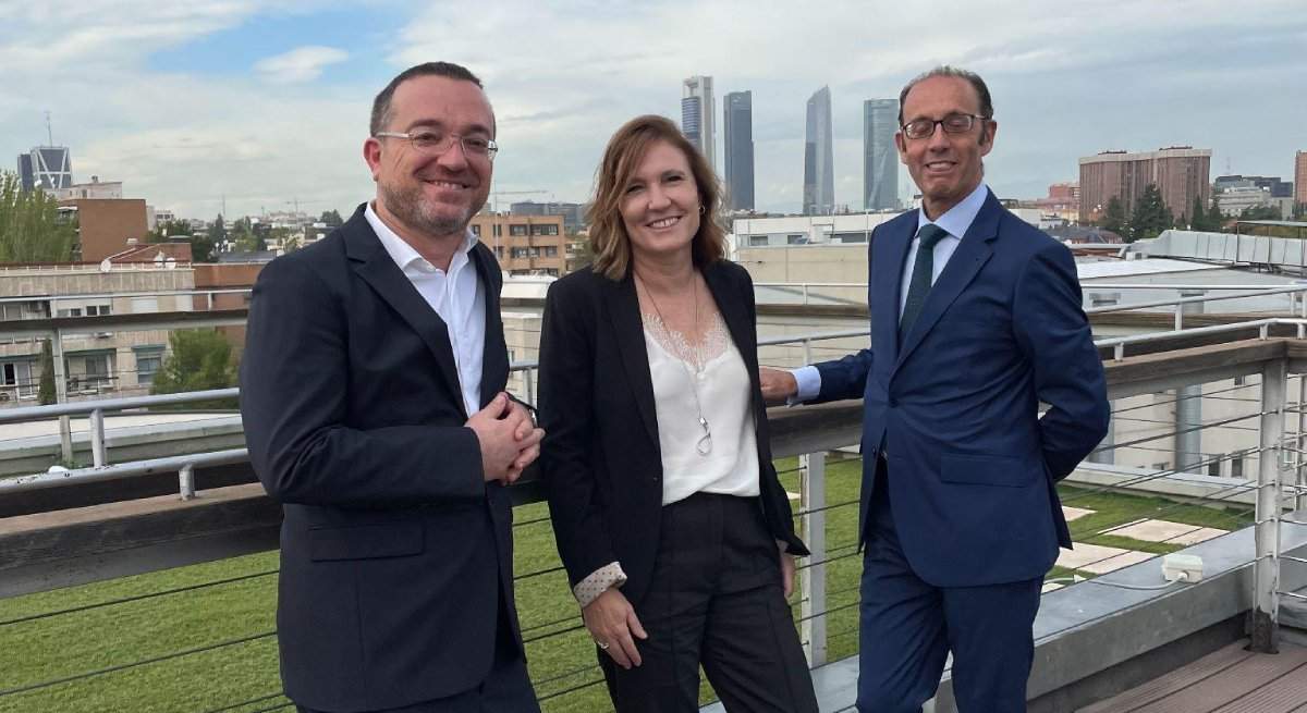 Mariano Vallejo coordinador General de Vitápolis, junto a Eva Cuesta, directora General de Acerta España y Francisco Ordóñez CEO de Acerta en la sede de Acerta en Madrid.
